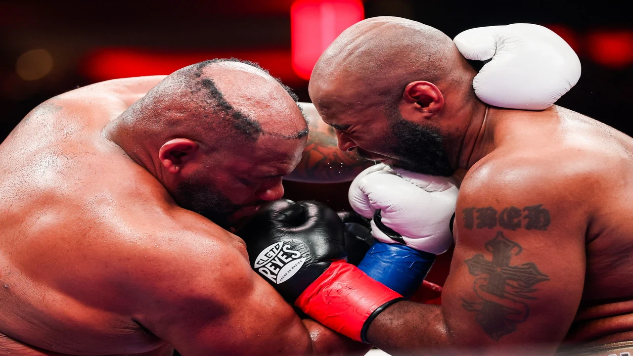 لكمة قوية.. سقوط مفاجئ للشعر المستعار لملاكم داخل الحلبة وسط ذهول الجمهور